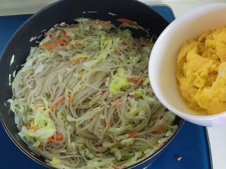 18、圆菜捞粉丝,倒入鸡蛋翻炒均匀