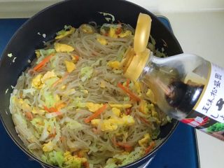 19、圆菜捞粉丝,倒适量生抽