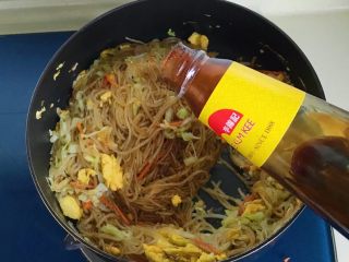 20、圆菜捞粉丝,倒一些蚝油翻炒