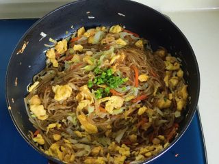 21、圆菜捞粉丝,撒点葱花关火出锅