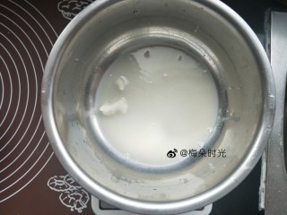 1、花样馒头—豹纹馒头,100克温水，酵母2克，糖10克混合均匀。