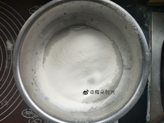 2、花样馒头—豹纹馒头,筛入200克面粉