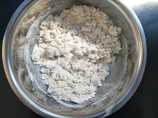 3、花样馒头—豹纹馒头,先搅拌成棉絮状