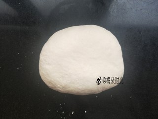4、花样馒头—豹纹馒头,初步和成一个软硬适中的面团，然后开始用掌根用力揉