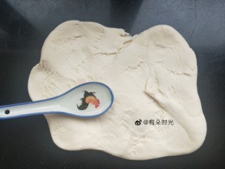 5、花样馒头—豹纹馒头,揉四五分钟，抻开面团，加入一勺油，猪油，玉米油，椰子油都可以。我加的椰子油。