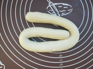 6、花样馒头—豹纹馒头,把油完全揉进去以后再搓成长条，再折回来三折，再搓成长条，如此反复三四次。