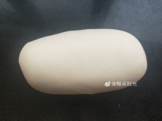 7、花样馒头—豹纹馒头,直到面团表面光滑，面团揉的是否光滑直接决定成品表面是否光滑。整个揉面时长约10分钟，要用力且快速。