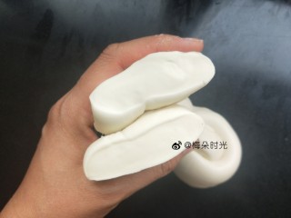 8、花样馒头—豹纹馒头,面揉到什么程度呢？切开里面没有气孔，看起来很紧实就是揉好了。