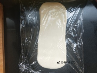 9、花样馒头—豹纹馒头,揪一点面团出来。剩下的搓成一个长条，然后擀成一个小长方形。盖保鲜膜防干。去准备豹纹面团。