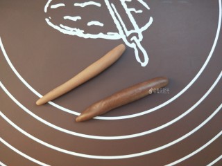 10、花样馒头—豹纹馒头,揪下来的白面加入少量可可粉，揉成浅色可可面团，然后分出一半，再往里揉点可可粉。变成深色可可面团。过程中如果感觉干，加几滴水揉。然后搓成条状。