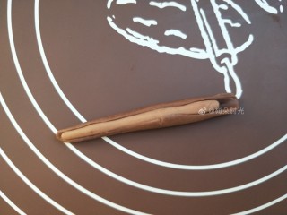 11、花样馒头—豹纹馒头,深色面团擀开，抹点水，包住浅色的，不用完全包住。