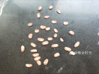 12、花样馒头—豹纹馒头,切成小颗粒，按扁