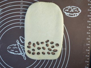 13、花样馒头—豹纹馒头,把豹纹颗粒排列紧密放在白面面片的一端。