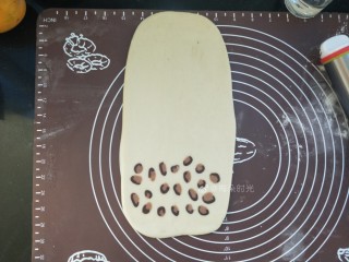 14、花样馒头—豹纹馒头,继续擀薄，这样可可面团和白色面团就会融合在一起，在同一个平面上。擀的过程中面片下面撒干粉，防粘。