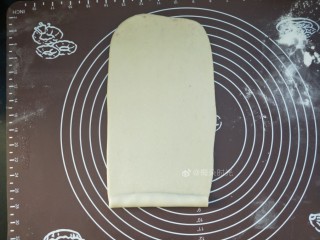 15、花样馒头—豹纹馒头,擀好以后，翻过来，表面喷水雾，然后从一头开始卷。一定要卷紧实点。