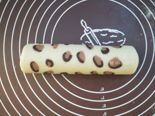 16、花样馒头—豹纹馒头,卷好后的样子。继续搓稍微细点。搓的过程可以调整卷的粗细不均匀。（面团是白色的，手机滤镜的原因看上去黄色）