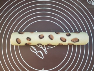 17、花样馒头—豹纹馒头,最后的样子。豹纹图案正好在正上方。用掌根轻轻按压，让剂条稍微扁点。