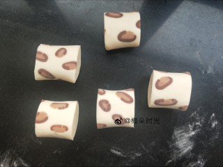 18、花样馒头—豹纹馒头,然后切掉两头，根据剩下的长度，切成等宽的五份。