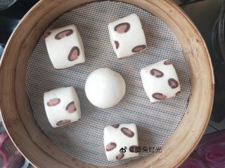 19、花样馒头—豹纹馒头,剩下的面揉成馒头。一起放进笼屉，开始发酵。自然发酵，烤箱，发酵箱发酵都可以。我是用蒸锅发酵。蒸锅里放点温水，发酵大约30~40分钟吧。看着馒头变得饱满圆润，用手指轻按表面回弹就可以了。图中是发酵好的样子。