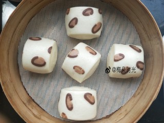 20、花样馒头—豹纹馒头,发酵好后，开水上锅，蒸十分钟，停顿一分钟。出锅。