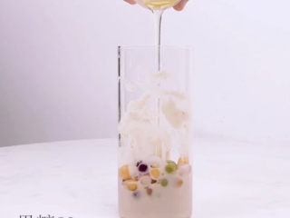 5、家庭版喜茶同款——芋泥波波冰,倒入果糖