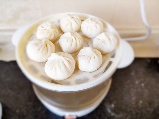 13、超喧软小笼包,不用进行二次醒发，直接凉水，上锅蒸15分钟即可。