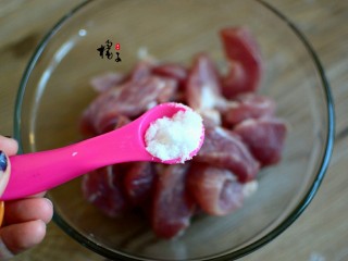 2、#猪年#干炸小酥肉,加入白糖