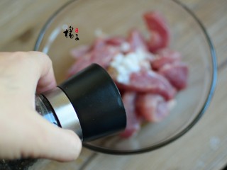 6、#猪年#干炸小酥肉,胡椒粉