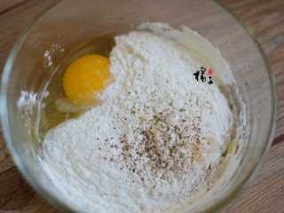 8、#猪年#干炸小酥肉,鸡蛋加入淀粉，胡椒粉，少许盐