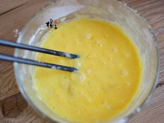 9、#猪年#干炸小酥肉,拌匀