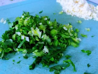 2、蒜香馒头片,香芹清洗干净之后切碎，大蒜去皮剁成蒜蓉。