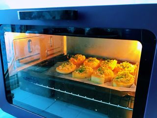 7、蒜香馒头片,把烤盘放入预热好的烤箱当中，上下火，180度烤30分钟。考的时间可以按照自家的烤箱来调节温度以及长短。