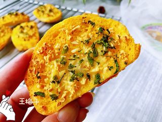 9、蒜香馒头片,时间到从烤箱中拿出来，有一股蛋糕的香味扑鼻而来，稍微晾一会儿，拿起一个，咬一口，特别的好吃