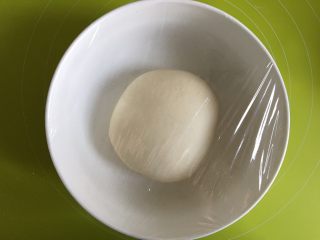 5、牛肉馅饼,面粉先一边倒入滚开水一边用筷子搅拌，然后加入冷水揉成光滑面团，盖上保鲜膜，饧20分钟