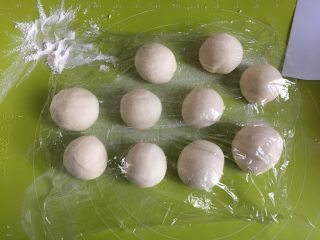 7、牛肉馅饼,面团平均分为10个面团，揉圆，盖上保鲜膜防止面团变干