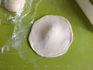 8、牛肉馅饼,取一个面团，擀成中间厚两边薄的面皮