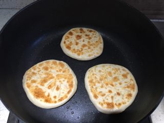 14、牛肉馅饼,然后再翻一个面继续小火煎，直到饼有点鼓起，闻到牛肉的香味，就是熟了（也可以烤箱烤）