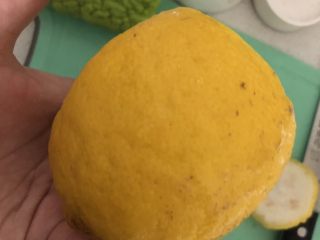 1、夏日清肠饮品,表面洗干净滚一下 去皮