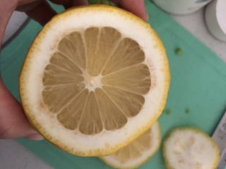 2、夏日清肠饮品,把籽挑出