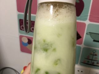 4、夏日清肠饮品,苦瓜把籽挖干净，切成小块。柠檬和苦瓜比例要看个人喜爱。我可以接受算，我就柠檬多一点点，然后要加矿泉水加满杯子。➕少许蜂蜜。看个人口味，我可以接受无糖。