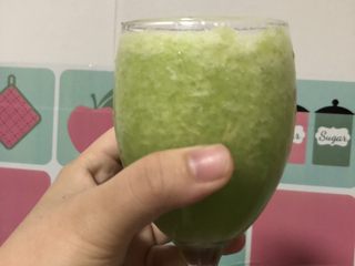 5、夏日清肠饮品,榨好咯。果肉一起的，喝起来还是很爽口的。