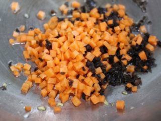 10、素炒饭,留原锅，翻炒胡萝卜和黑木耳