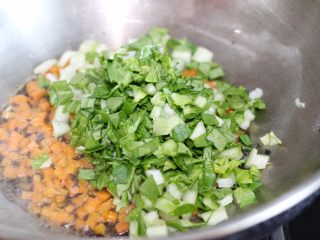11、素炒饭,再放入青菜翻炒片刻
