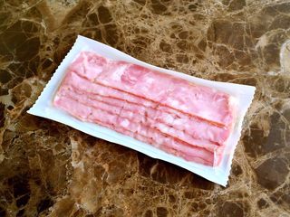 1、培根包饭—小小炒饭的另一种高大上吃法,培根一袋共6片备用。