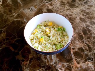 2、培根包饭—小小炒饭的另一种高大上吃法,自己喜欢的炒饭半小碗备用。