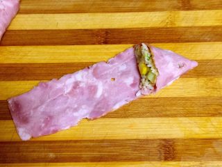 4、培根包饭—小小炒饭的另一种高大上吃法,塞入米饭。