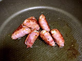 11、培根包饭—小小炒饭的另一种高大上吃法,两面都煎好了，把培根包饭立起来，侧面也都煎一下。