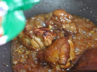 10、酱香鸡肉饭,出锅前挤入番茄酱。