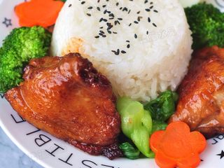 12、酱香鸡肉饭,最后摆盘，将蔬菜和鸡肉分别摆好，喜欢味道浓郁的还可以把汤汁浇上去。