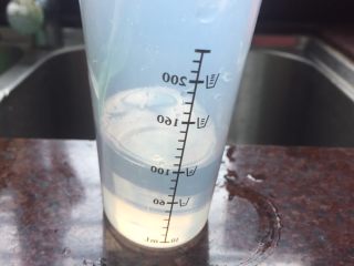 3、日式煎饺,2平杯面粉配100ml清水